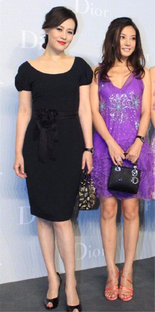 赵薇早年打扮就很老气,把邬君梅衬托的很年轻,如今老了也优雅!