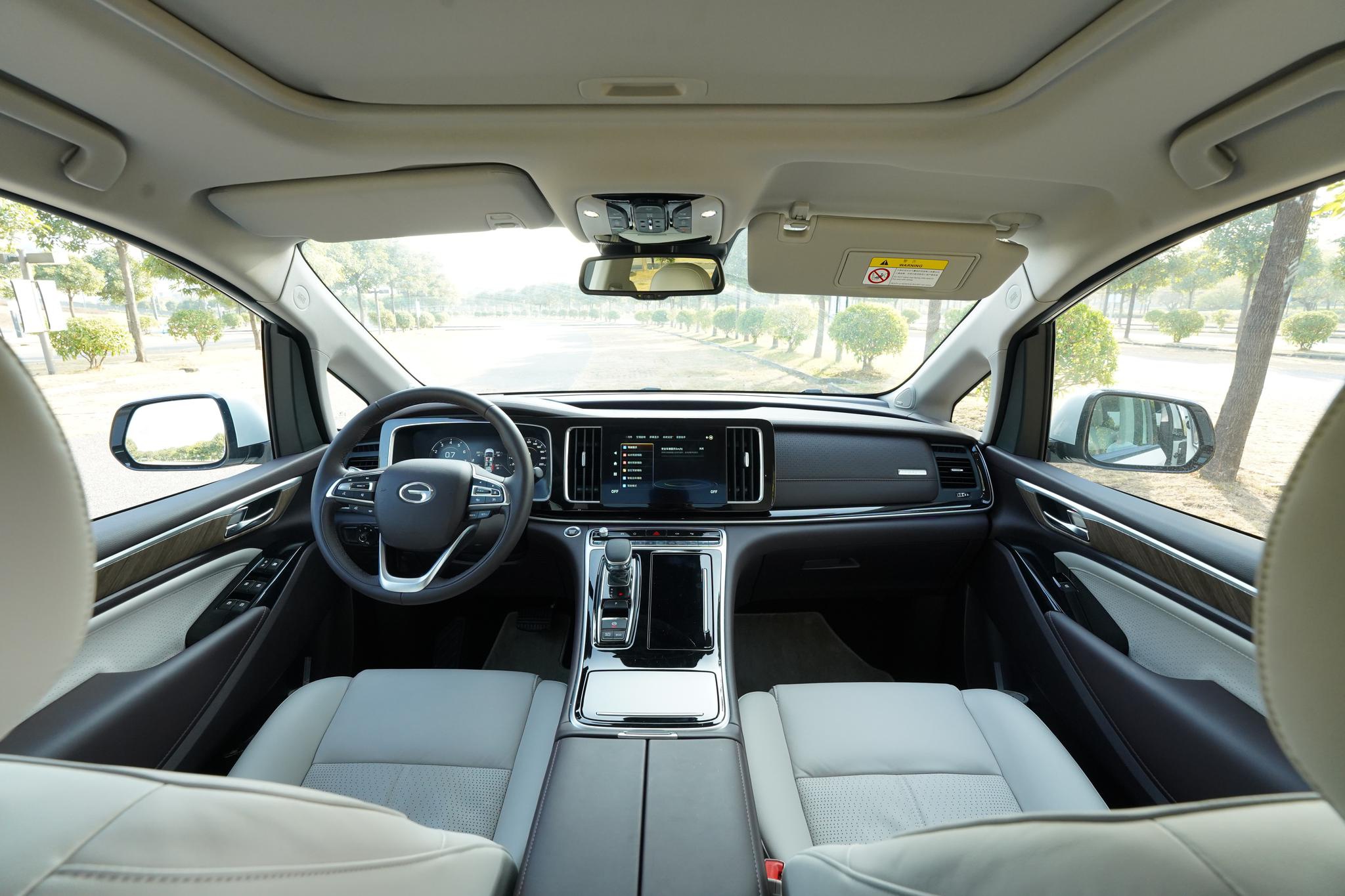 相较于外观的小修小补,传祺m8内饰可以用换代来形容,老款"货车"中控