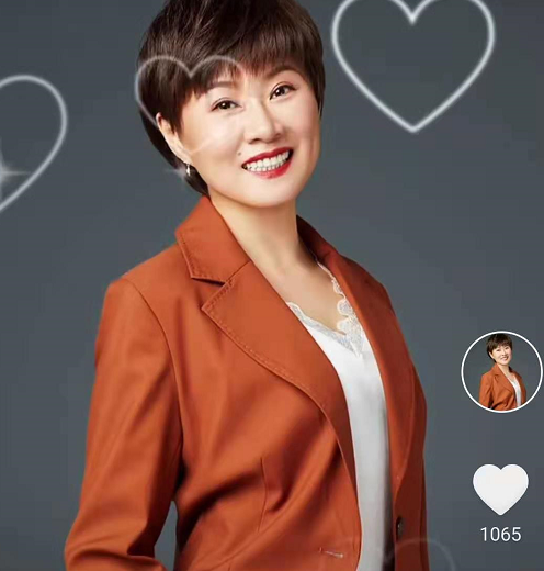 46岁赵海燕为老公庆生,老夫老妻比心超甜蜜,身后就