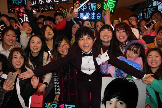 19岁凭唱歌一天赚1万,称不上春晚,然而没人说他耍大牌|郑源|音乐|歌坛