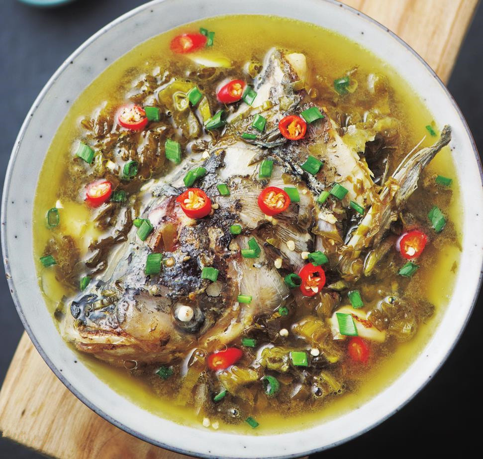 这样做的酸菜鱼头汤,汤汁酸爽,鱼肉鲜嫩,用鱼汤泡饭,多吃几碗