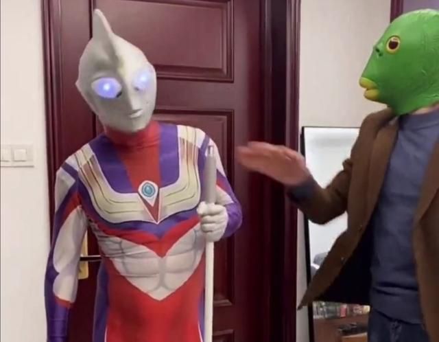 当人类幼崽看到鱼头怪打奥特曼评论让人笑的腹痛哈哈哈哈