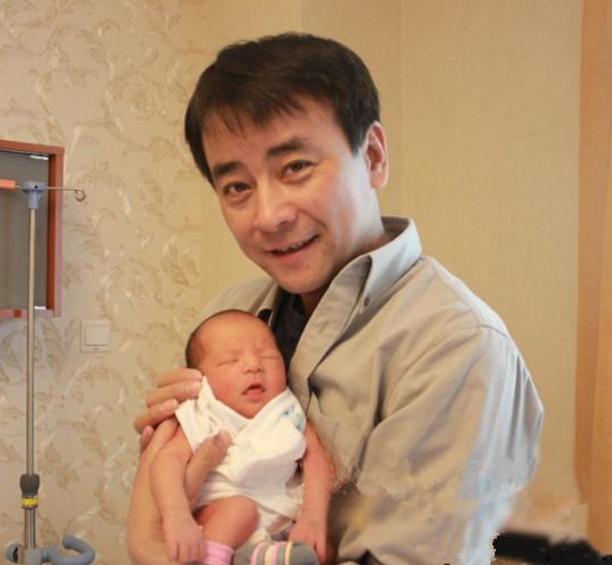 他曾被琼瑶力捧,出道30年却始终不红,如今用演技征服观众|罗钢|演技