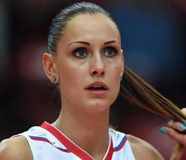 冈察洛娃晒照迎新年被赞排坛第一美女