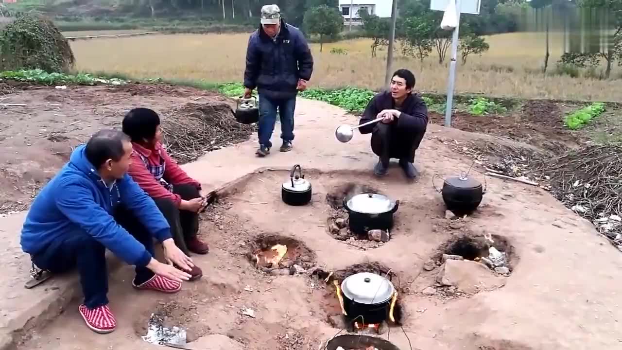 重庆有座神奇的地火村平地上冒火60年从不熄灭村民用它来煮饭