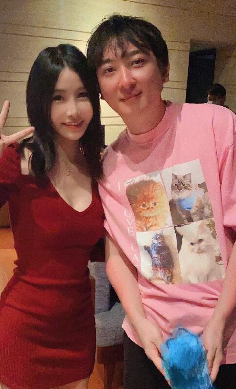 王思聪三亚庆生排场超大,生日蛋糕萌爆,捏前女友脸合照笑开花|林珊珊