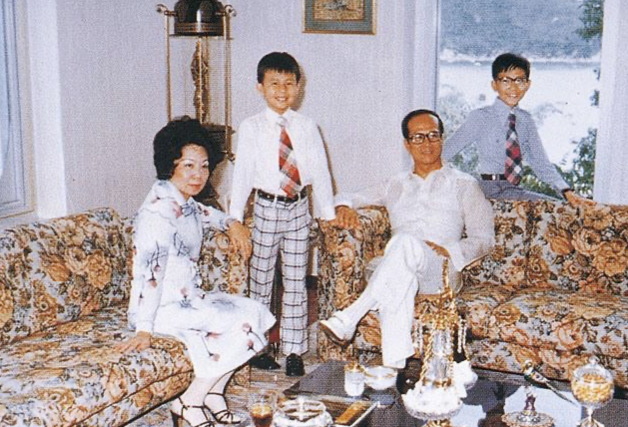 每一年拜祭亡妻庄月明是李嘉诚家族必到也必做的事情,算下来这已经是