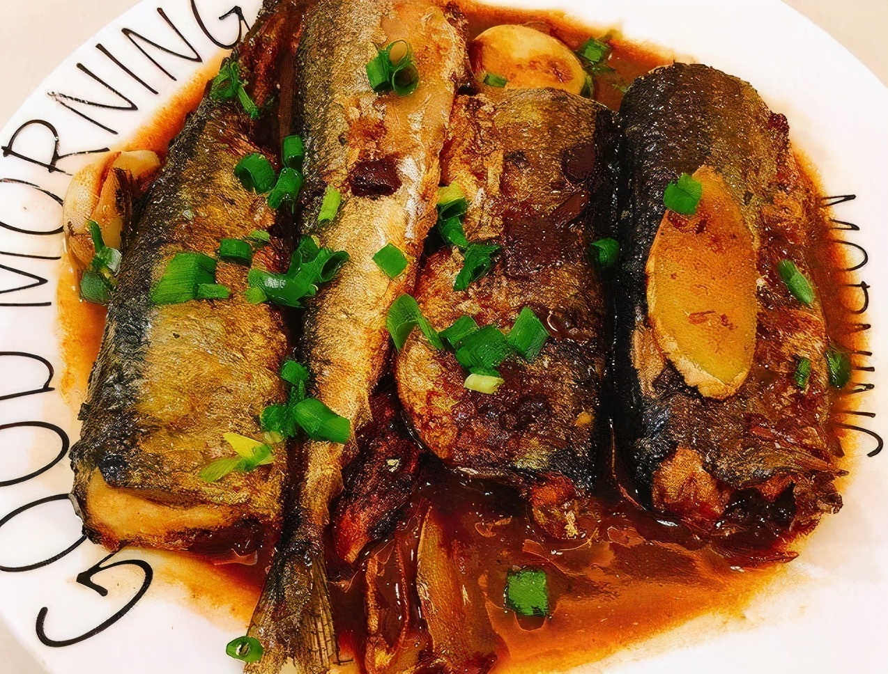 红烧秋刀鱼5.微微凉一下切段即可.4.