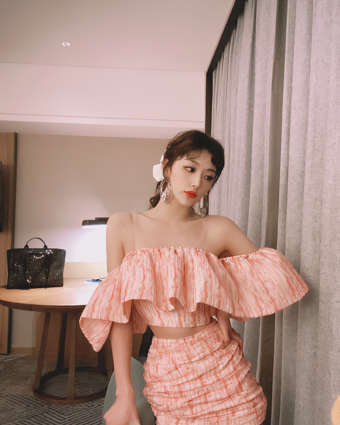 孔雪儿身穿抹胸皮裙演绎楼梯间大片机车女生大放异彩