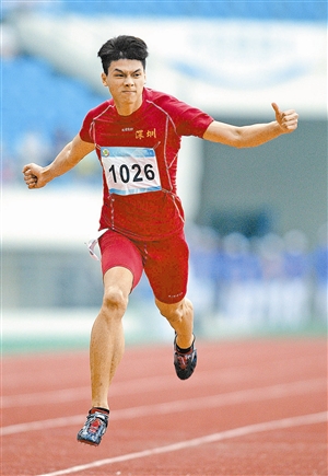 梁劲生是1996年出生的中生代短跑飞人,身高达到1米86,双腿颀长,具备