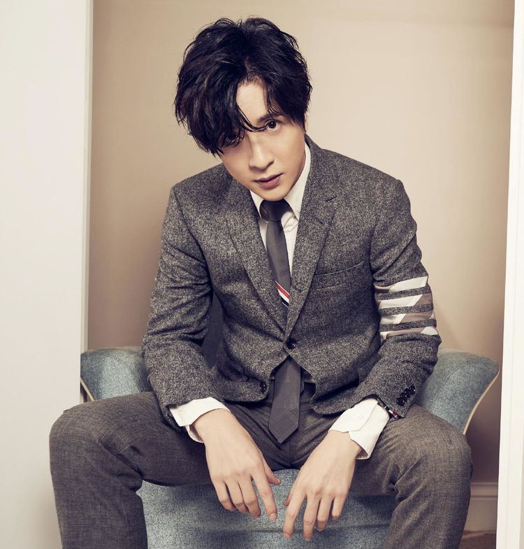 薛之谦跨年晚会唱串烧十分钟回忆杀太催泪红色碎花造型时尚