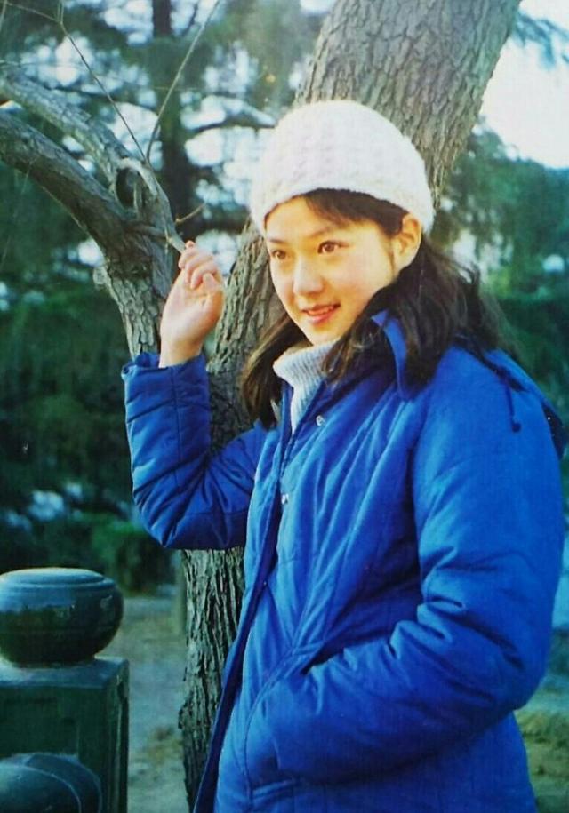 那时的任冶湘,青春貌美,红极一时,就好像80年代电影百花园中的一朵