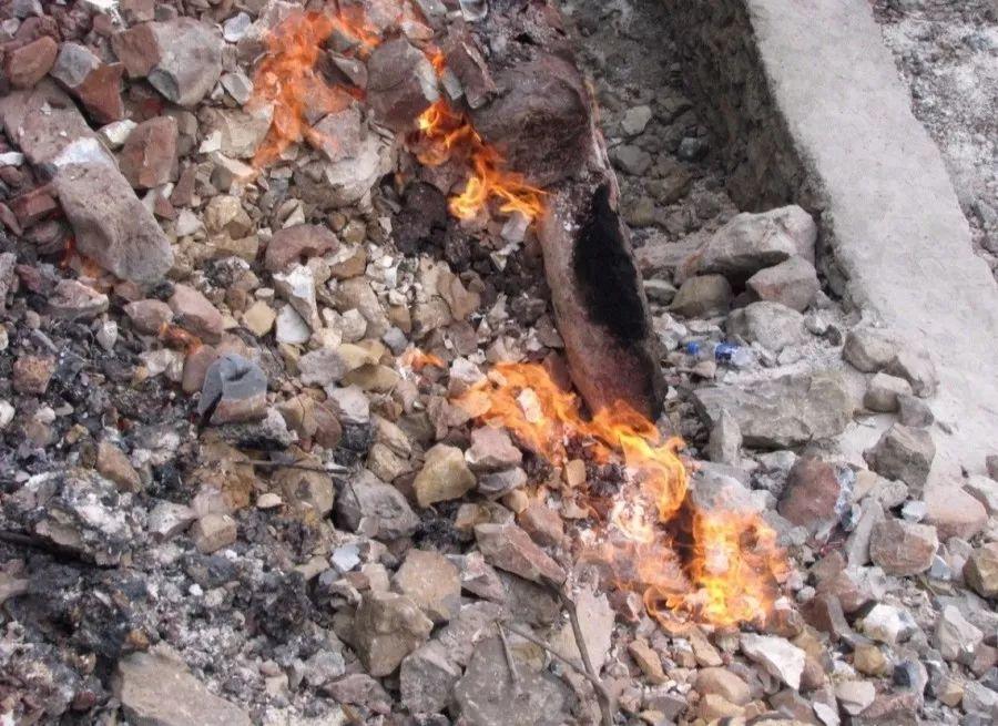 重庆有座神奇的地火村平地上冒火60年从不熄灭村民用它来煮饭