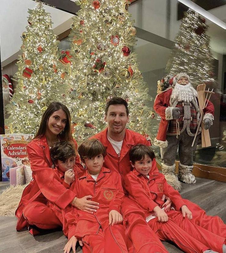 梅西最新全家福出炉!妻子踩10厘米高跟,阿根廷球王1家5口很幸福