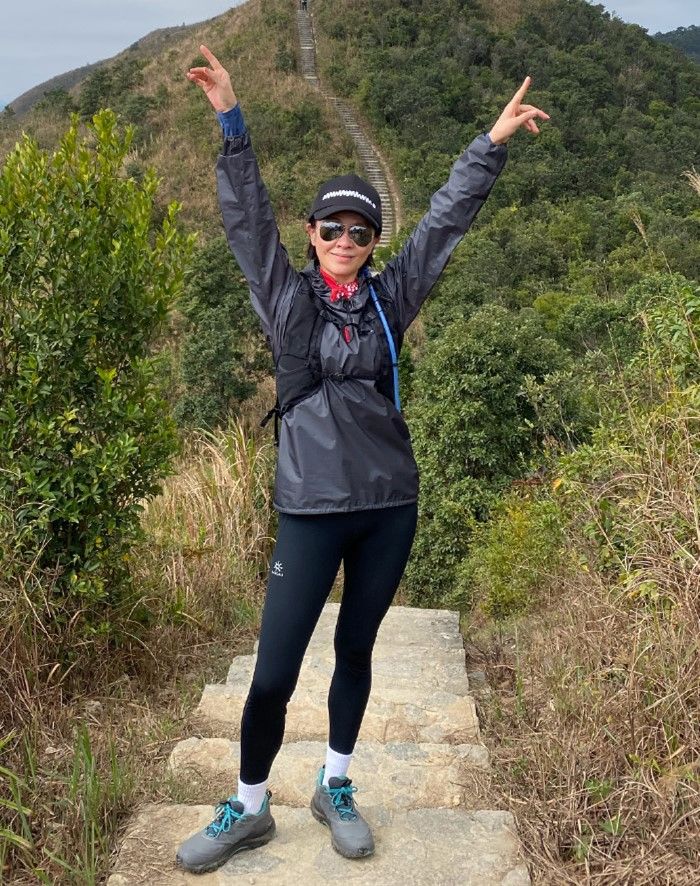 刘嘉玲晒登山照,穿运动装打扮的年轻,看素颜就是老年人!