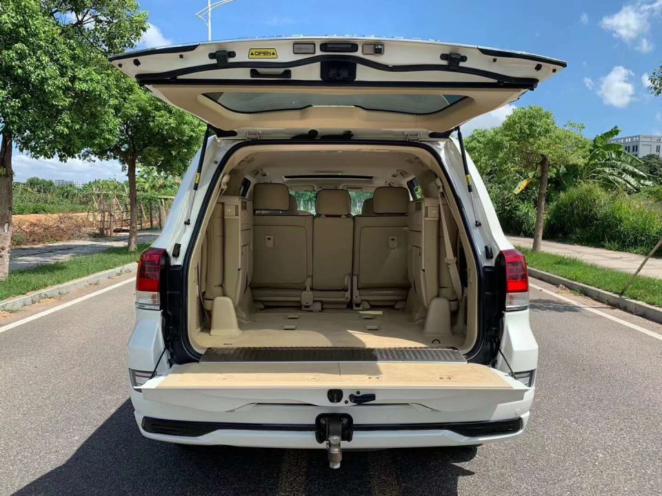 2020款丰田兰德酷路泽5700售价47万,延续了陆地巡洋舰的越野精髓