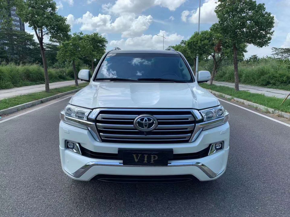 2020款丰田兰德酷路泽5700售价47万,延续了陆地巡洋舰的越野精髓