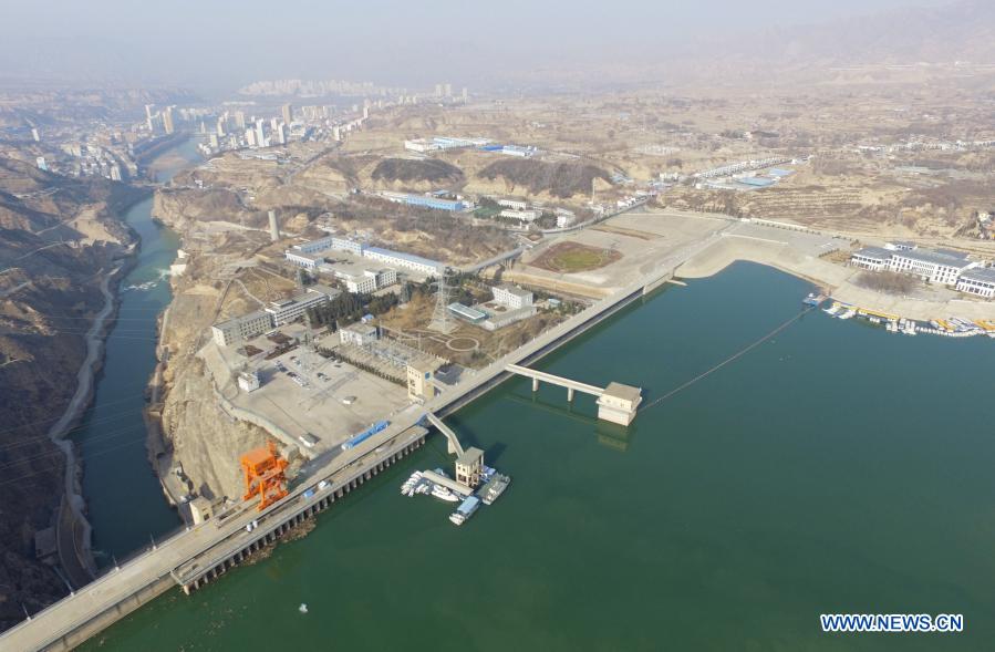 Arieal photo taken on Jan. 3, 2021 shows a view of the Liujiaxia reservoir in Yongjing County, Linxia Hui Autonomous Prefecture, northwest China's Gansu Province. In readiness for potential ice jam floods, Liujiaxia reservoir, a major reservoir on the upper reaches of Yellow River, recently cut its water outflow as required by flood control authorities. (Photo by Shi Youdong/Xinhua)