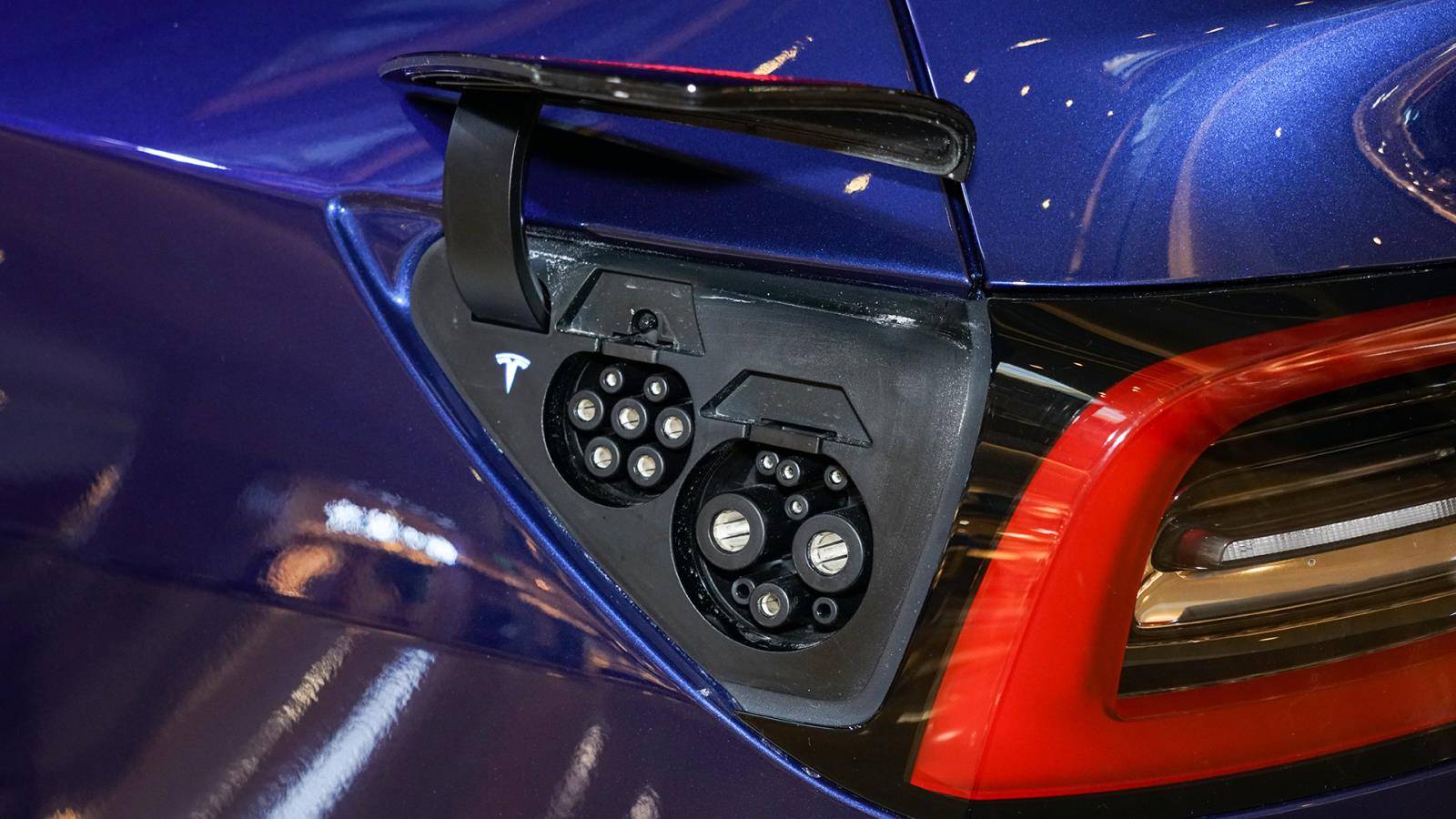 售33.99万元起/续航594km 实拍体验国产特斯拉model y