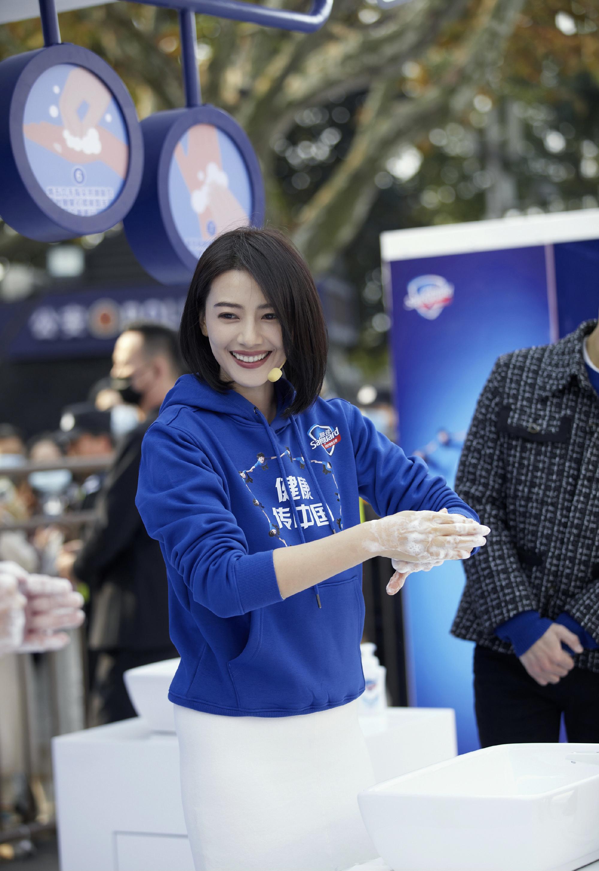 高圆圆做了妈依然少女感满满蓝色卫衣白裙搭骑士靴是仙女吧