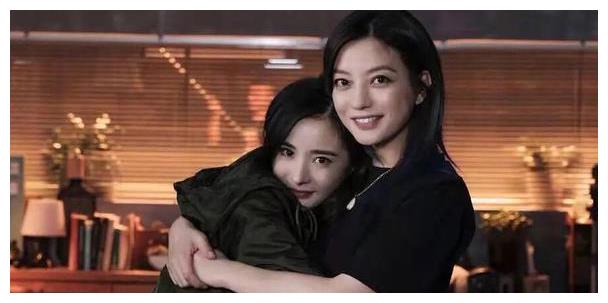 王鸥成功追星赵薇,偶像为其庆生真幸福,两美女相拥甜笑好养眼