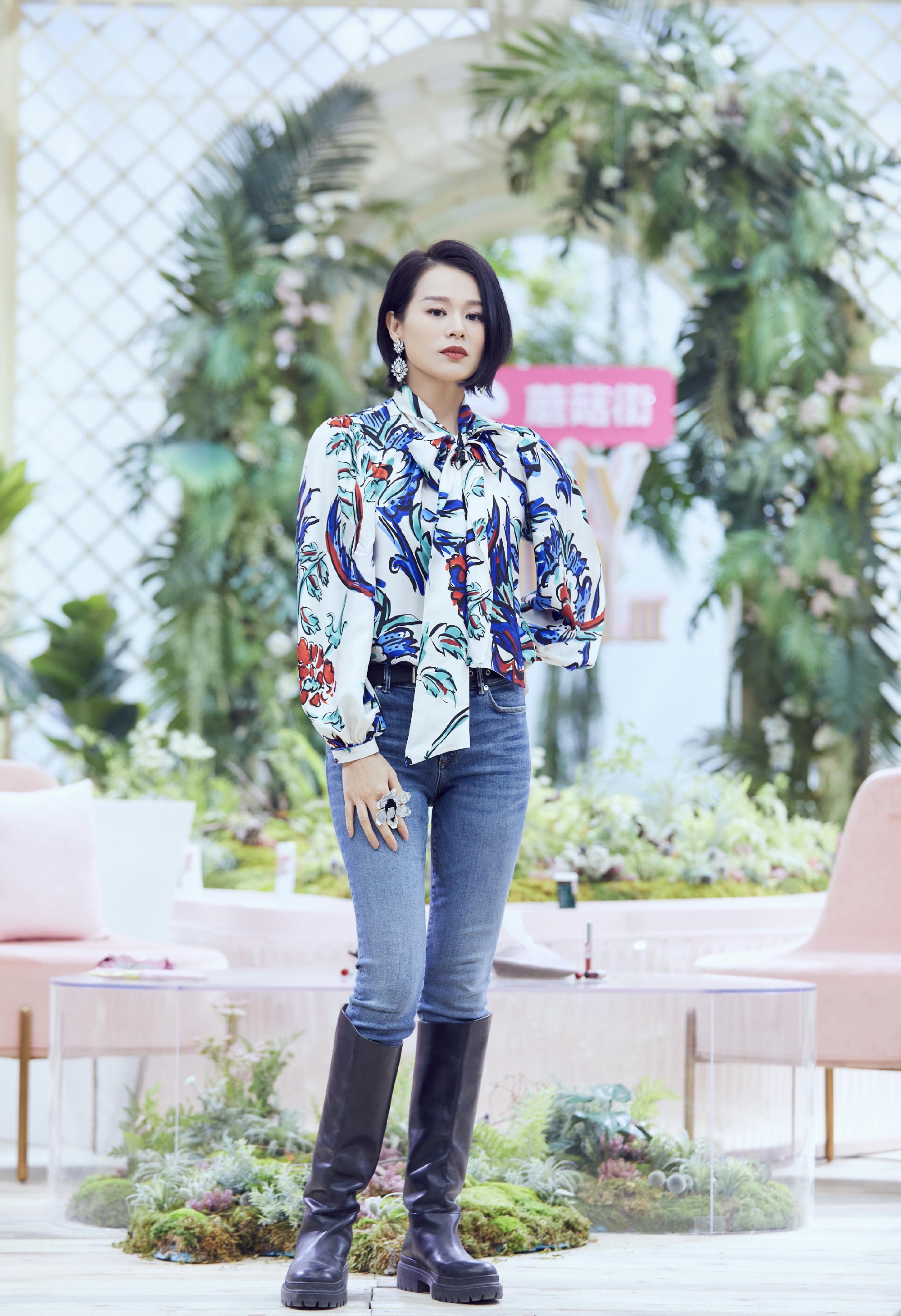 擅长穿搭的胡杏儿这次翻车,黑色蕾丝裙却显粗壮,得罪造型师?