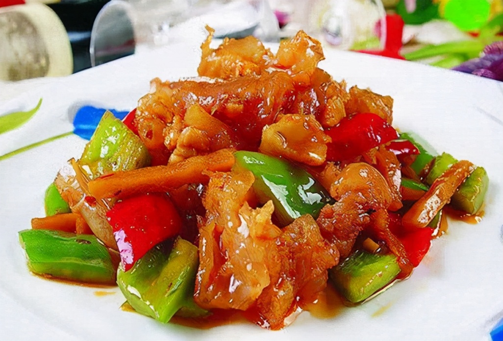 正文           蒜爆牛蹄筋   做法:1,蹄筋1根洗净后用水,香叶,葱姜