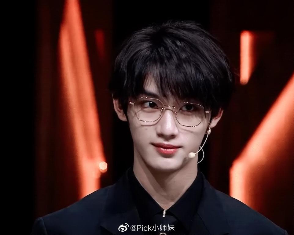 丁程鑫[超话]# 永远爱戴眼镜的鑫鑫