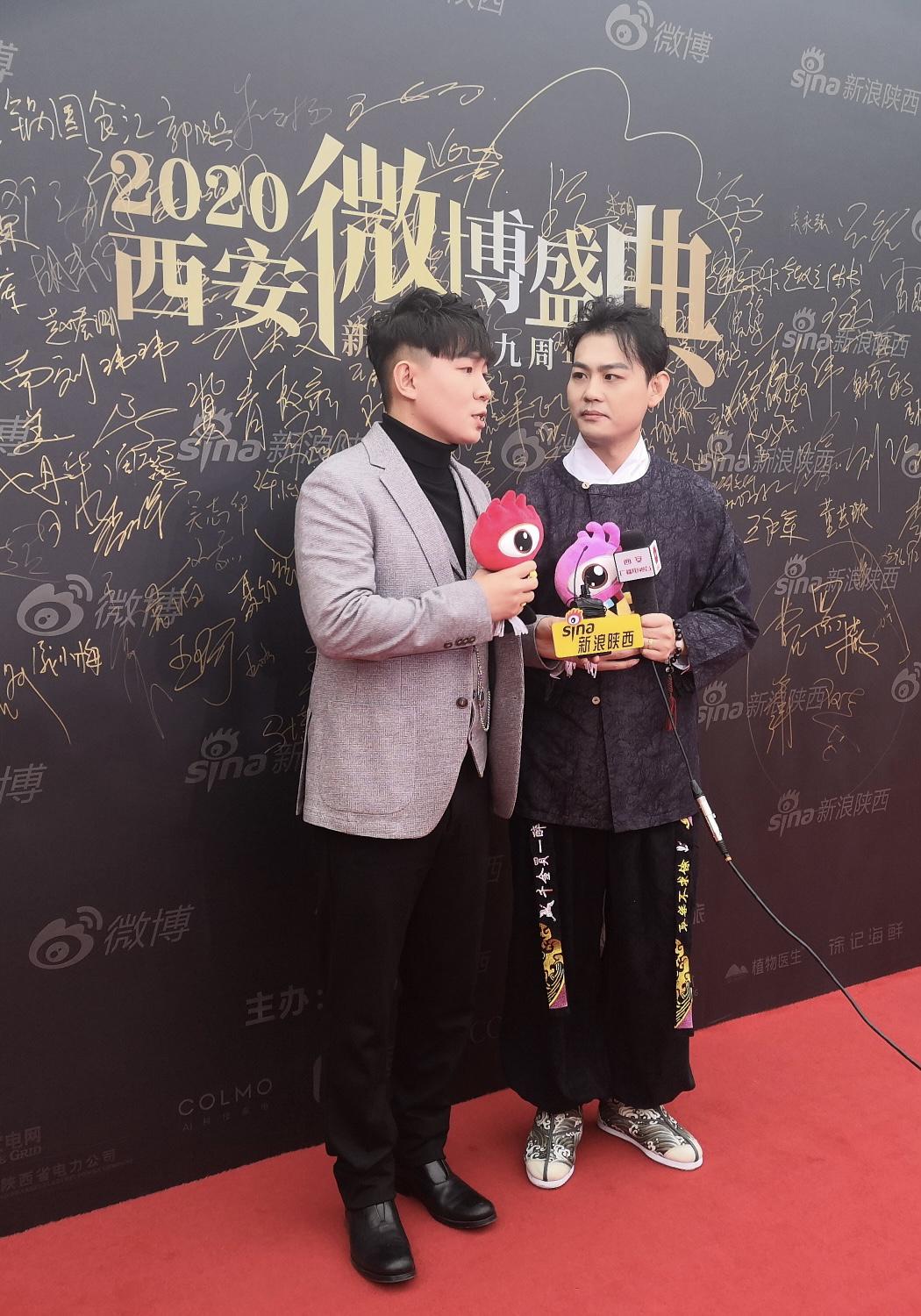 曾被郭德纲力邀入社,今成相声新势力,卢鑫玉浩亮相微博盛典