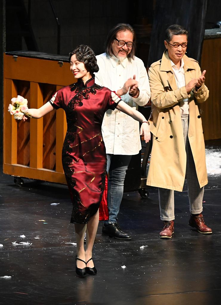 倪妮话剧公演谢幕双手致谢粉丝,穿旗袍身材美艳超绝