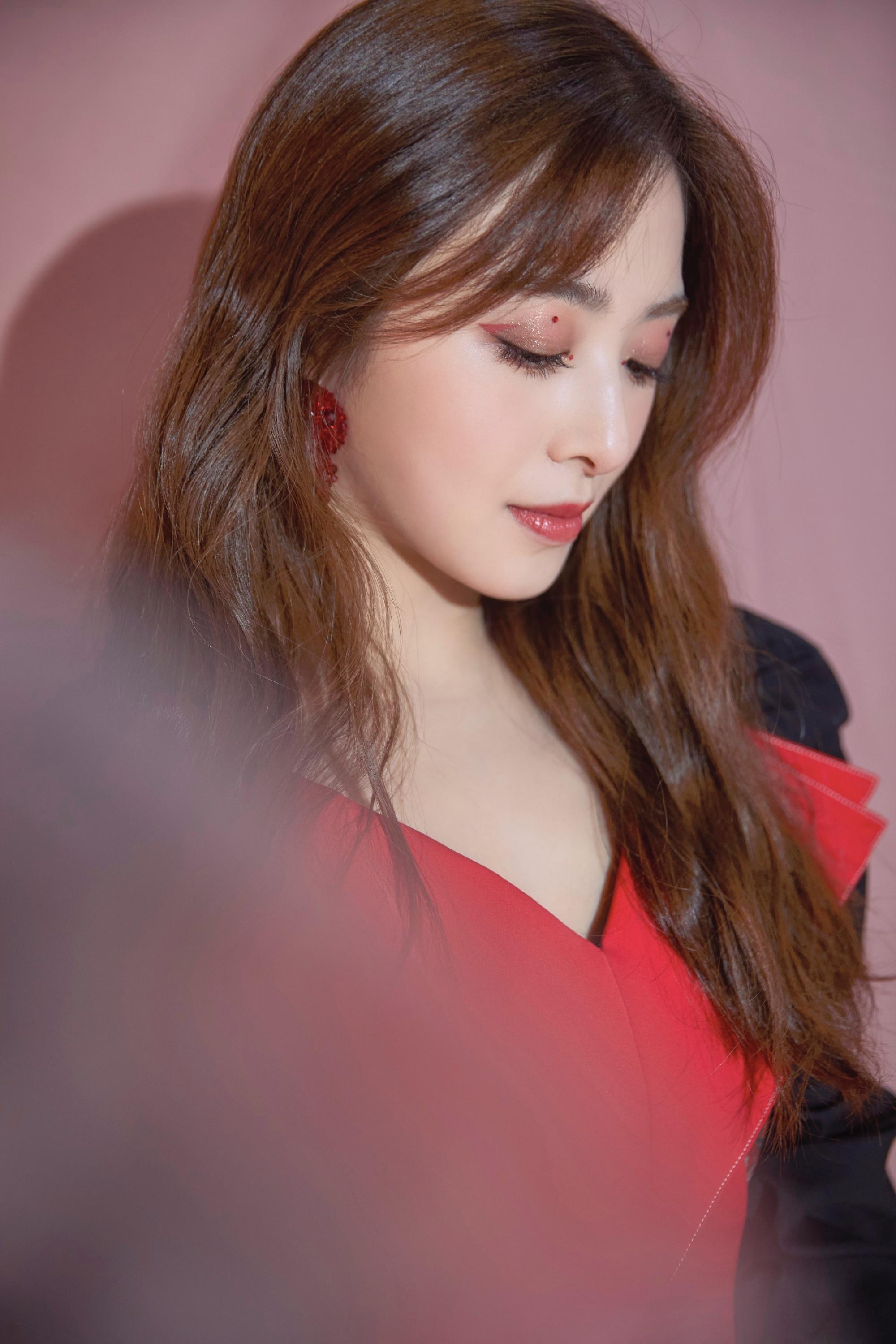 乘风破浪后成舞蹈达人,张含韵白色紧身衣搭运动裤,舞姿让人惊艳