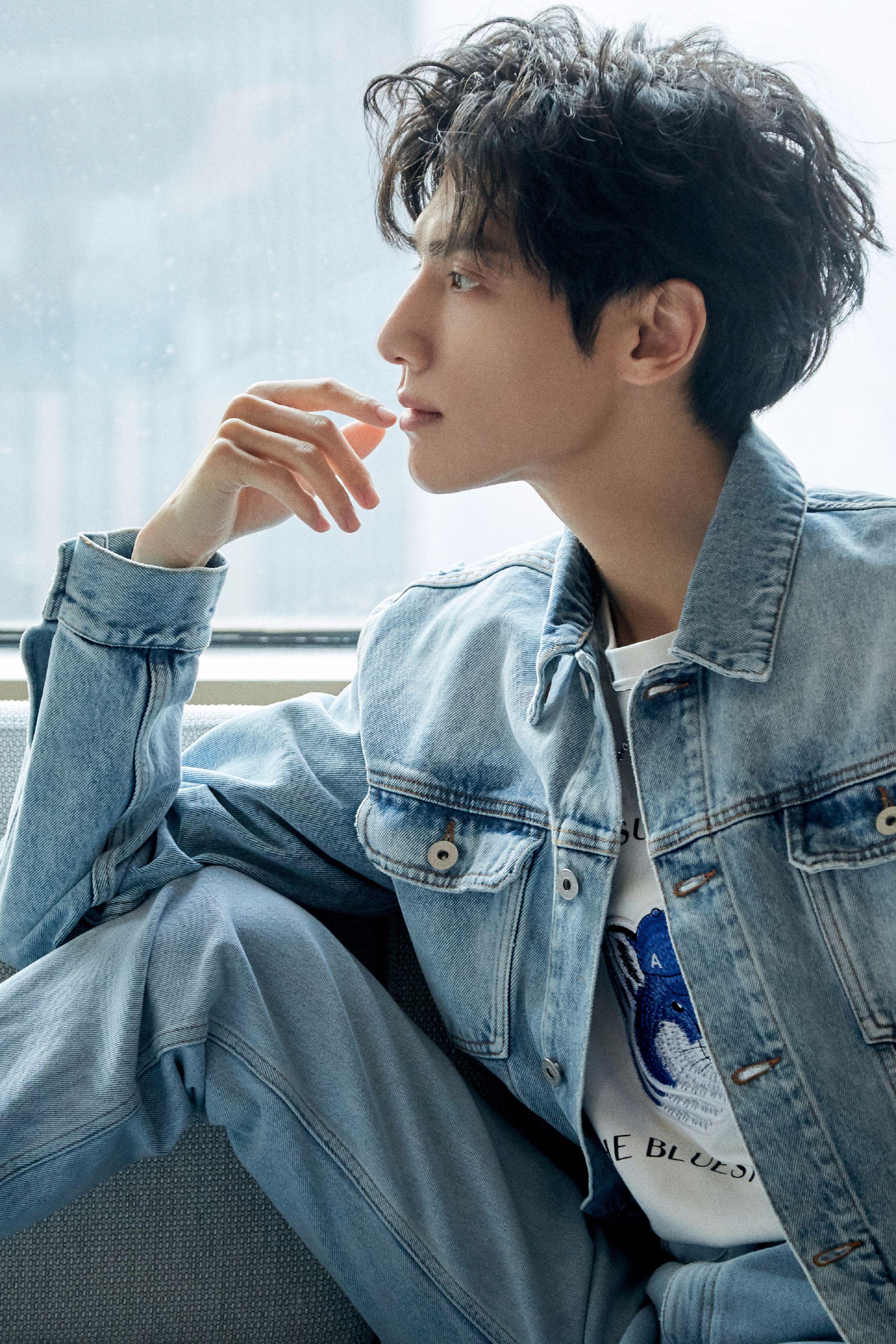 罗云熙和偶像迪丽热巴同台,羞涩但有绅士风度,黑白西装走简约风