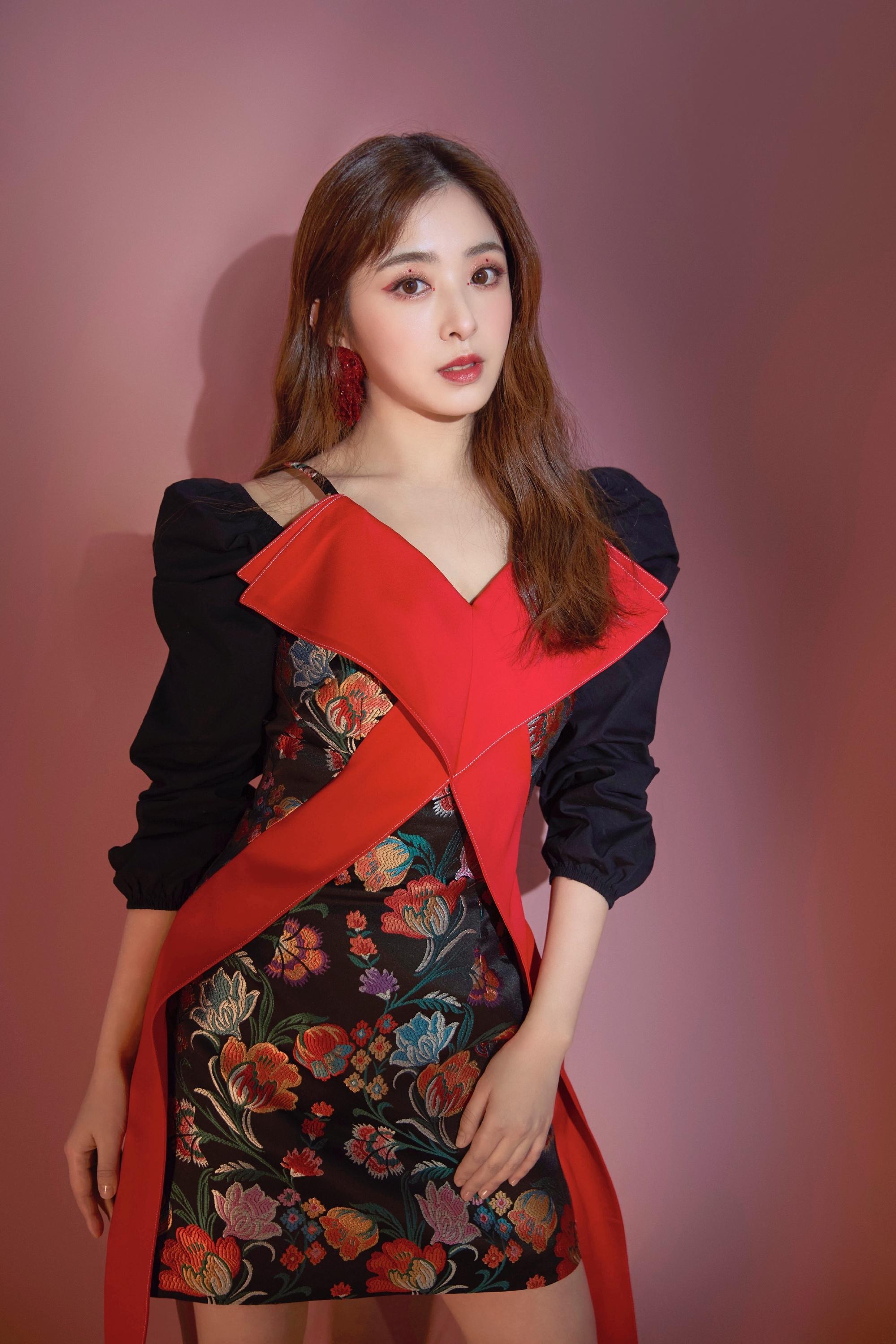 乘风破浪后成舞蹈达人,张含韵白色紧身衣搭运动裤,舞姿让人惊艳