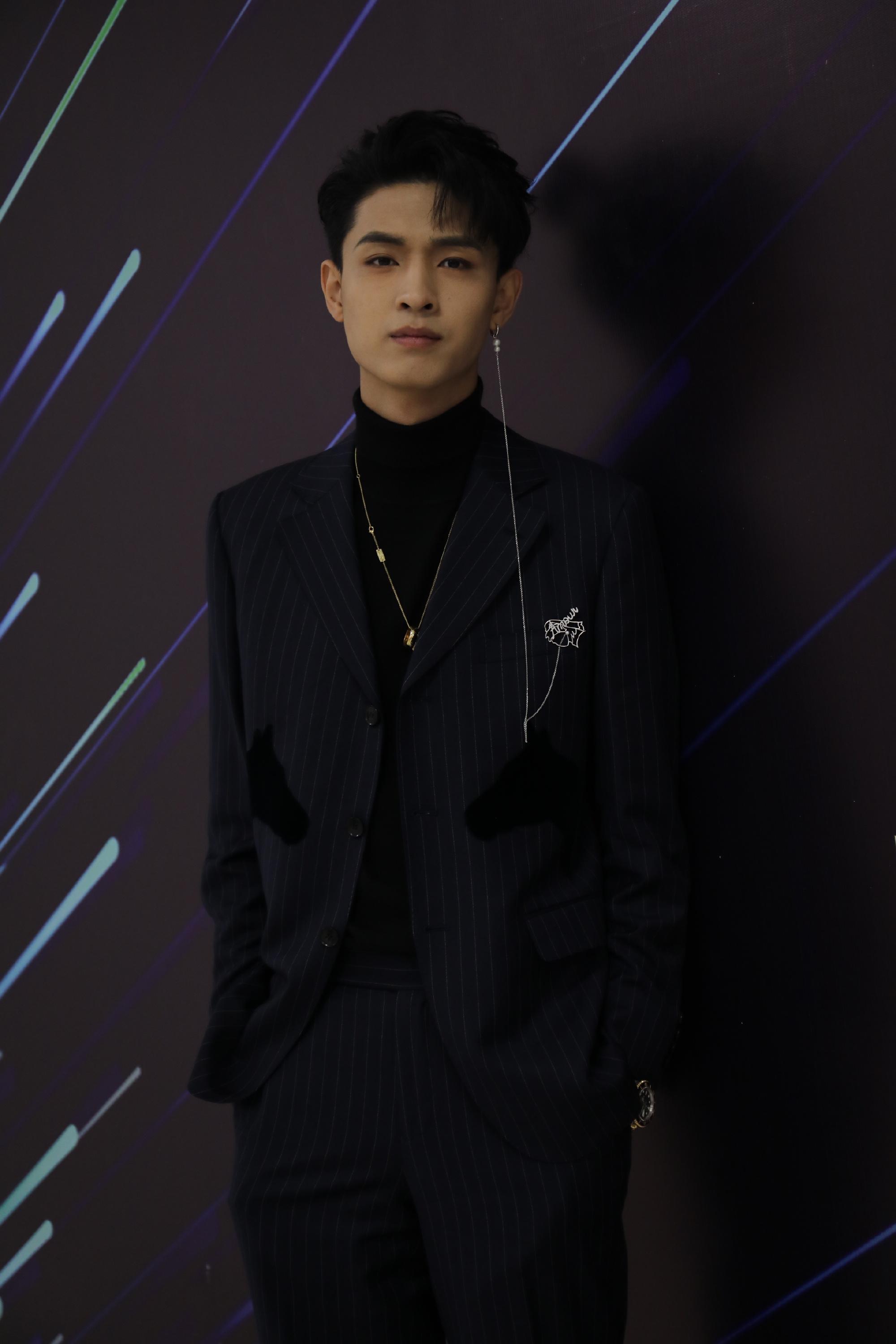 德云天团西装上身亮相星光大赏秦霄贤真会玩胸针还能接耳坠