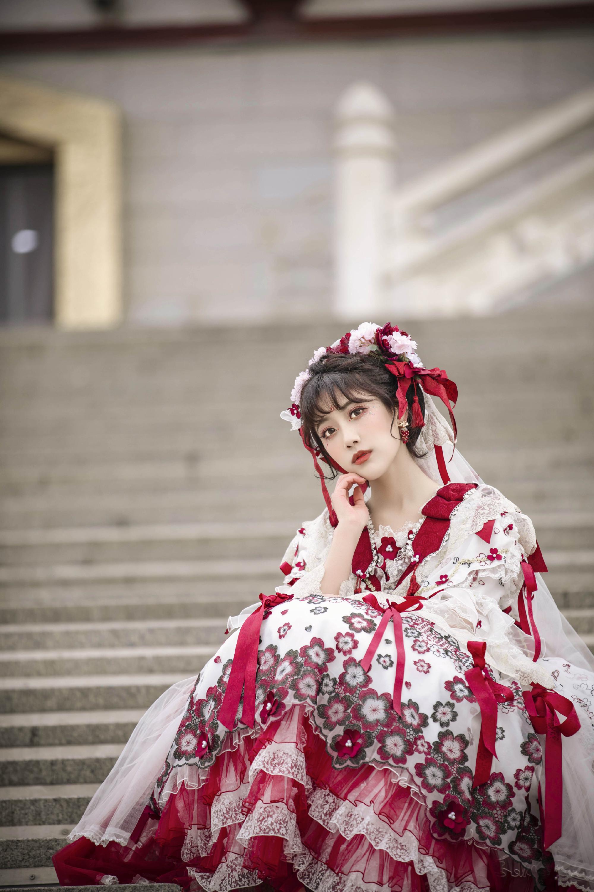 曾为snh48核心成员,李艺彤lo裙现身微博盛典,如洋娃娃|李艺彤|洛丽塔