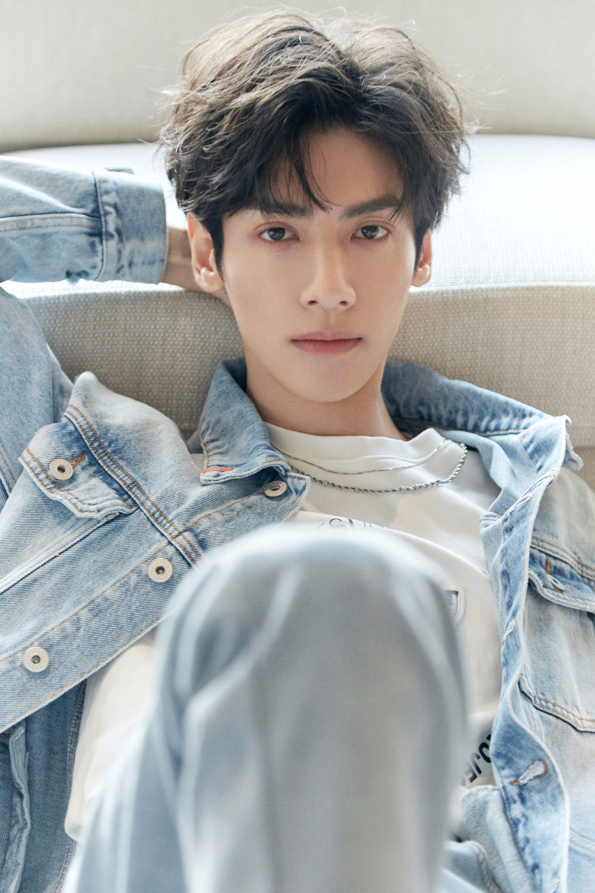 罗云熙和偶像迪丽热巴同台,羞涩但有绅士风度,黑白西装走简约风