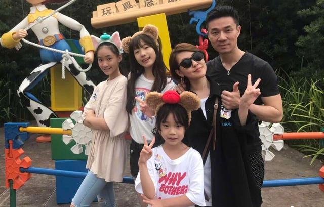 42岁小s人气下降开始着急捧女儿她为何自称是最会生的巨星