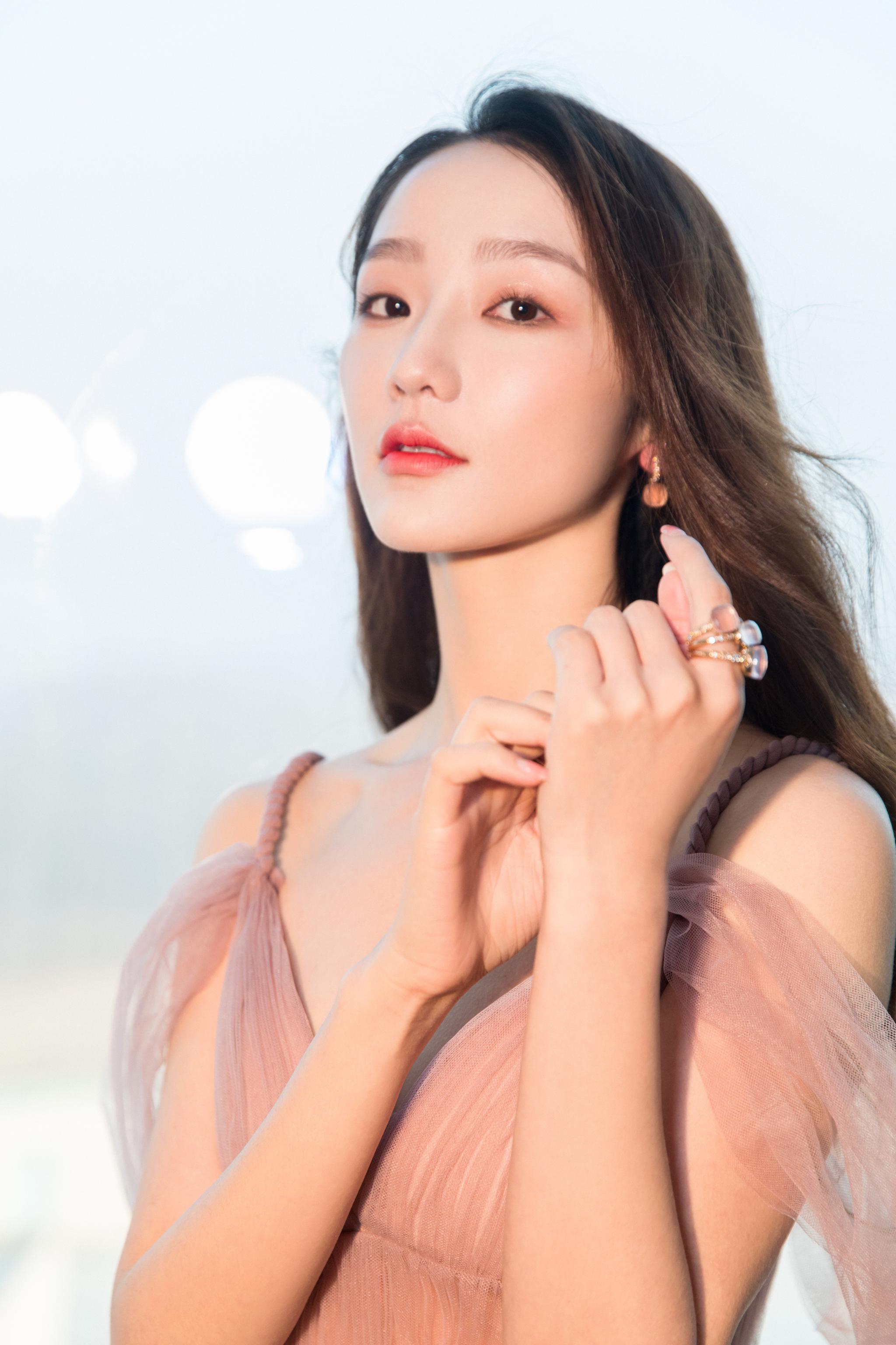 并凭借2020年夏天热播的电视剧《小娘惹》获得了国剧盛典年度新晋女