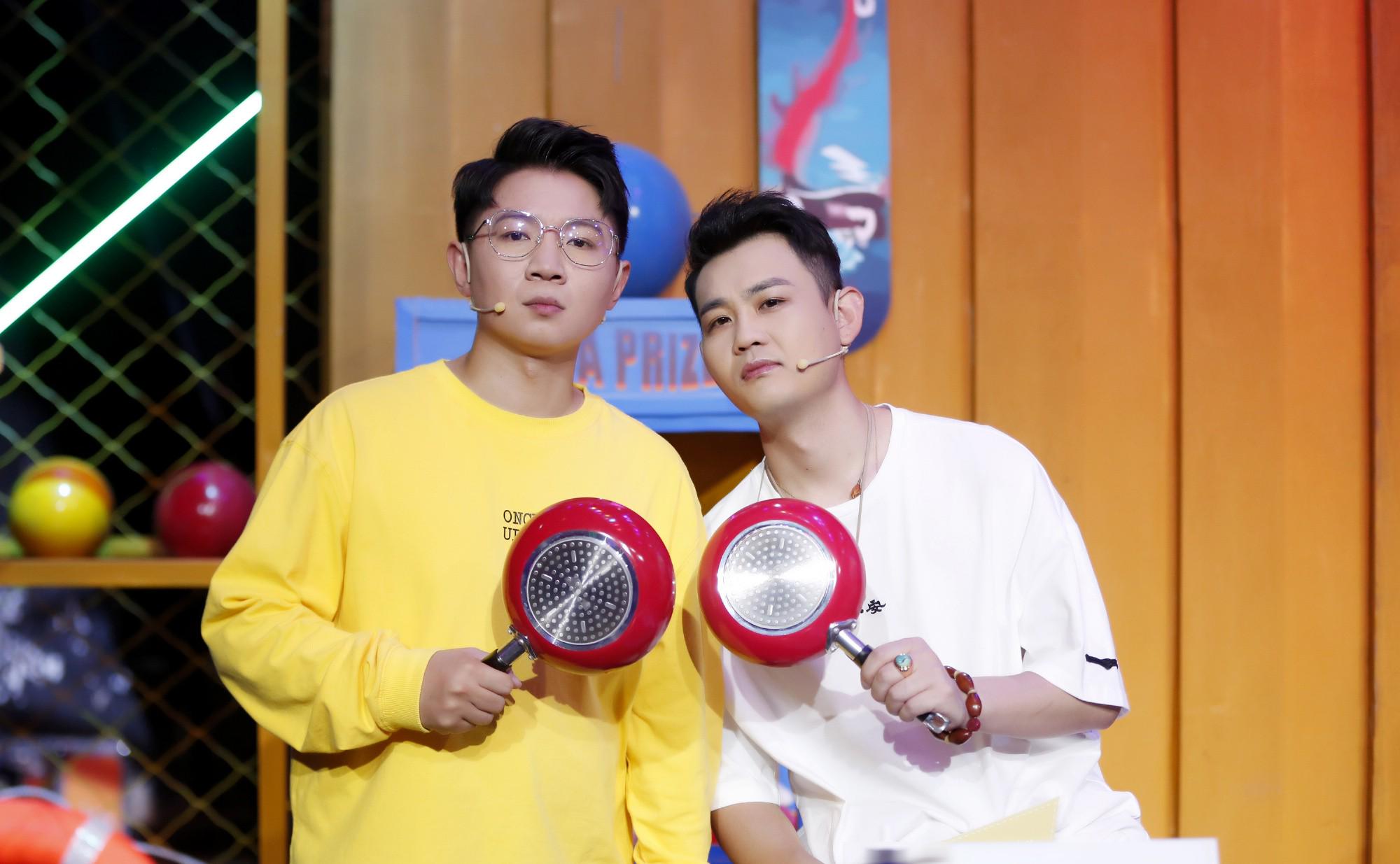 曾被郭德纲力邀入社,今成相声新势力,卢鑫玉浩亮相微博盛典