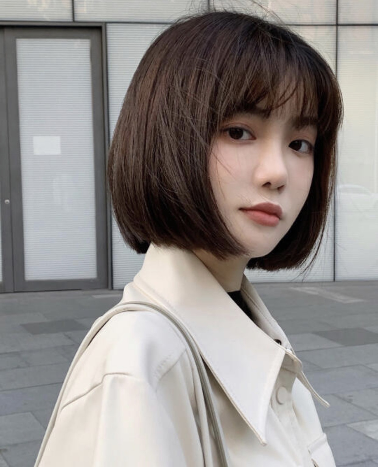 在选择发型的时候,一定要选择带有蓬松感的造型.