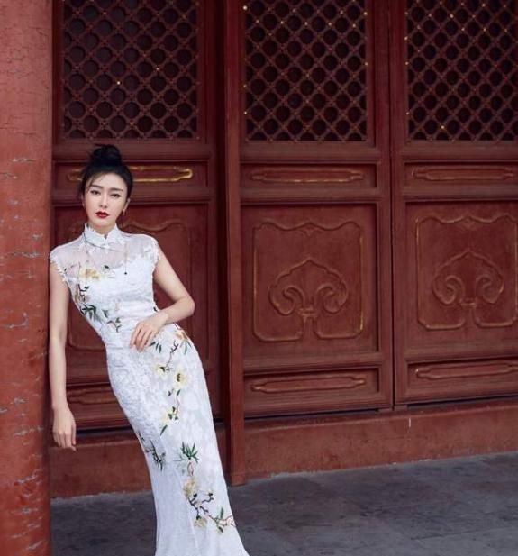 秦岚一身旗袍挑战民国风,哭起来梨花带雨,看得让人心疼