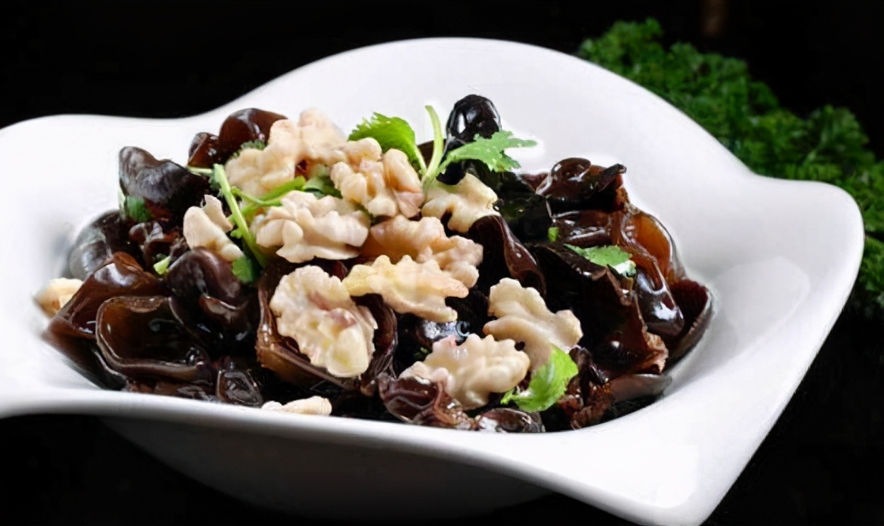 木耳拌核桃仁材料:核桃仁,木耳,芝麻,橄榄油,白醋,白糖,盐和香菇精.