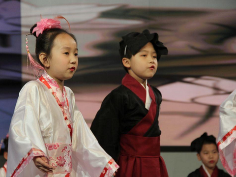 小学生教室表演单口相声,网友:很有表演天赋,祖师爷赏饭吃