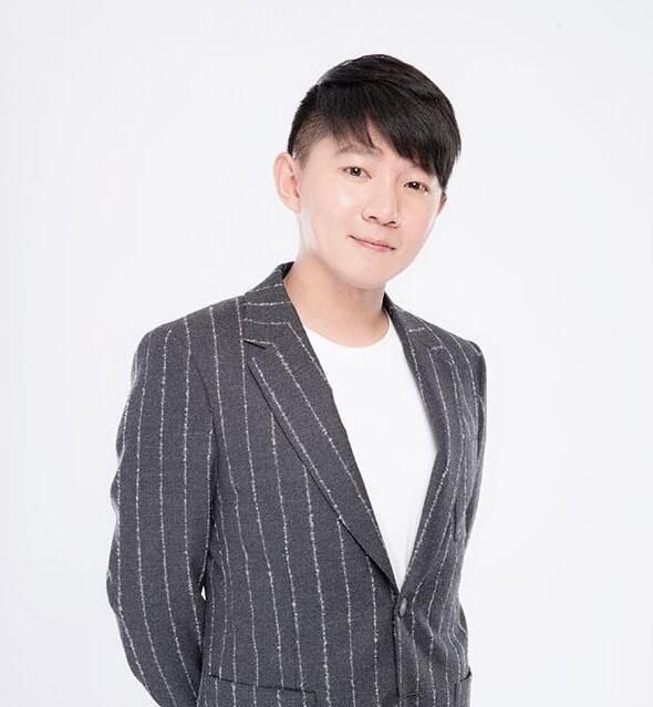 3拒郭德纲的卢鑫靠蹭饭找的搭档媳妇生娃他在一旁说相声鼓劲