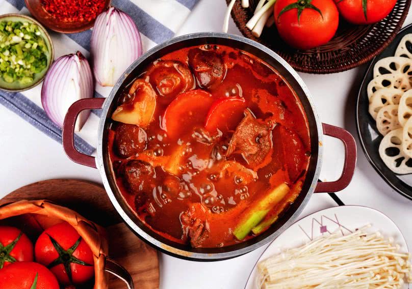 三个大番茄熬成一小锅汤浓浓番茄肥牛煲酸甜醇厚好味道