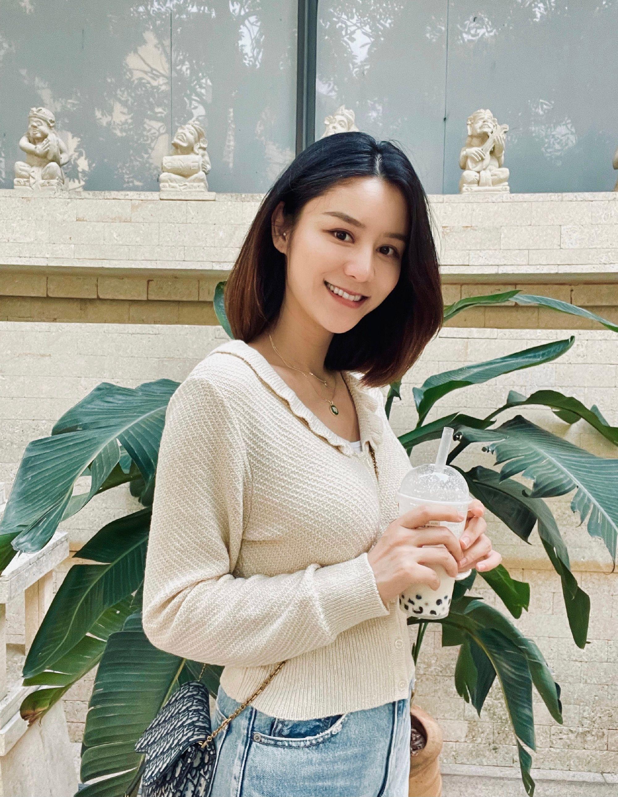 张馨月林峰一家三口同框,甜蜜过节其乐融融,意外曝光家居摆设