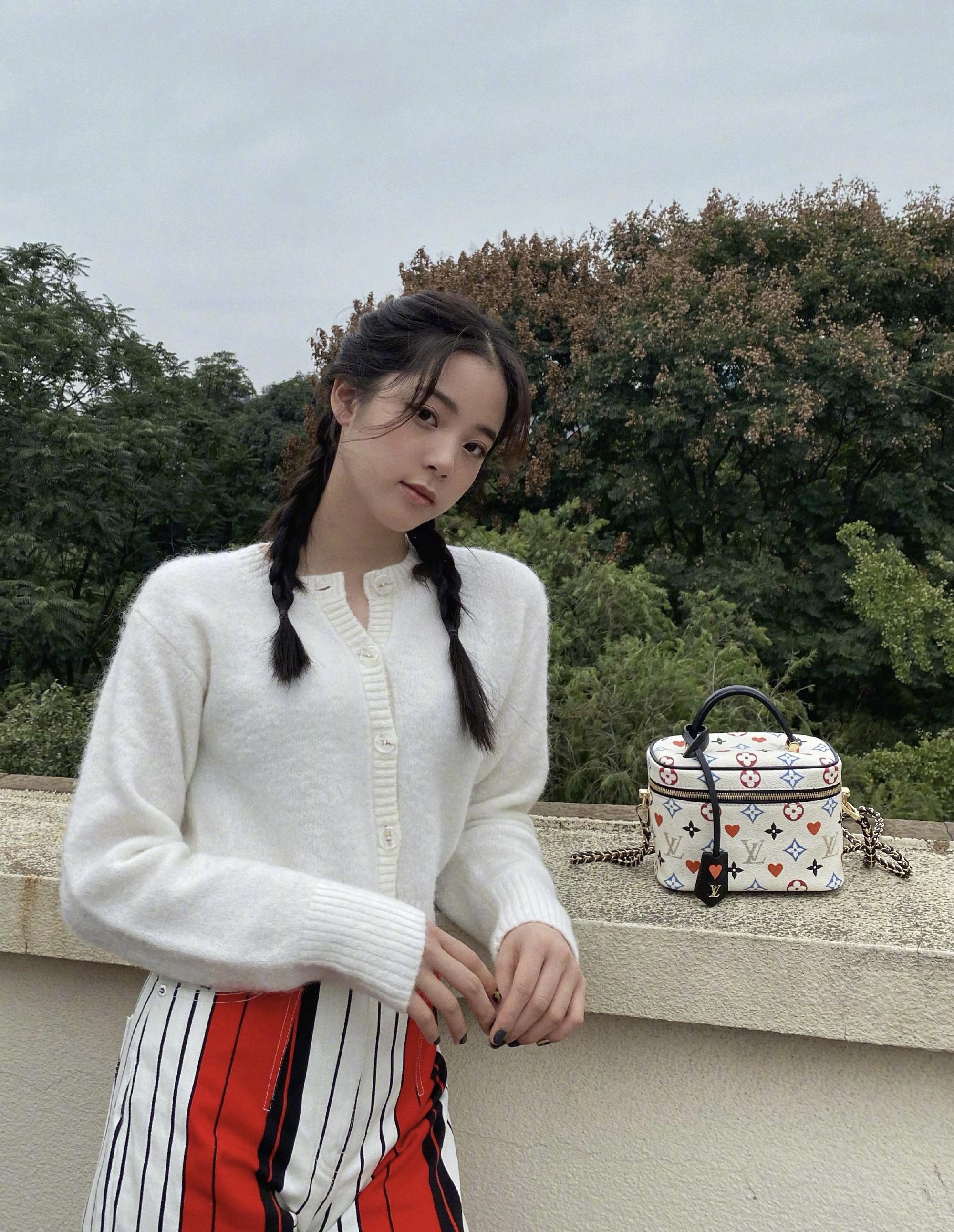 继与陈飞宇恋情绯闻,欧阳娜娜首次晒照,披毛毯穿睡衣秀ins风