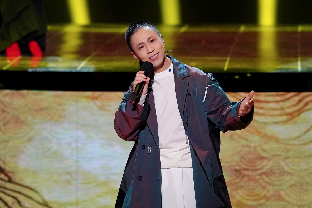 戴荃央视跨年盛典献唱沧海一声笑世事浮沉显豪情