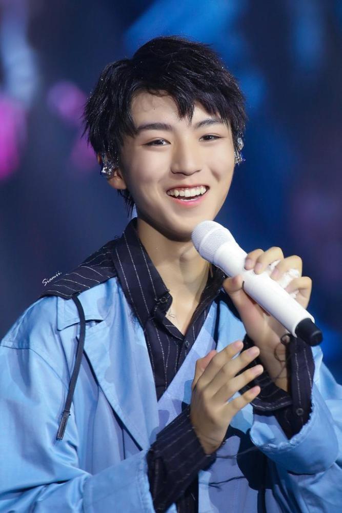 王俊凯不顾病体参与直播:面容疲惫仍难掩帅气,网友:圈粉了