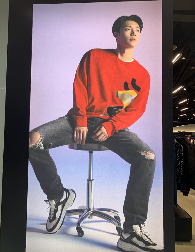 张艺兴最新ck广告大片大秀巧克力腹肌身材算怎么样